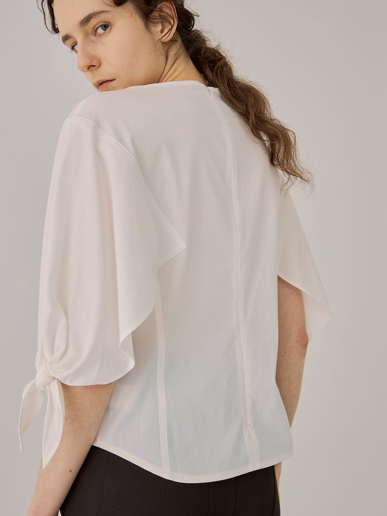 Edita knot sleeve PO WH | AKIRANAKA ONLINESTORE Edita knot sleeve PO WH | AKIRANAKA ONLINESTORE