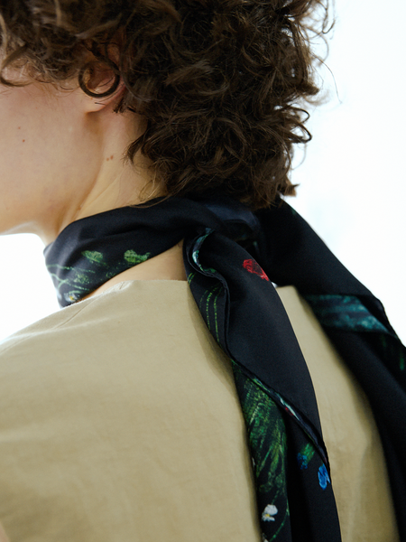 UNUSED / アンユーズド | 2021SS × SHINKNOWNSUKE コラボ Silk Bandana Scarf  総柄 アートワーク シルク 大判 スカーフ | ‐ | ブラック UNUSED - UNUSED / アンユーズド | 2021SS × SHINKNOWNSUKE コラボ